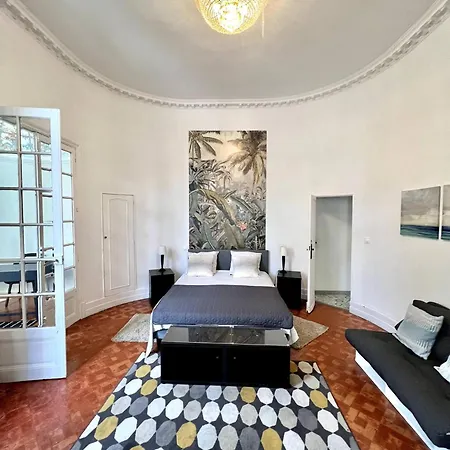 Sunny , Terrasse, Climatisation, Centre Apartment *