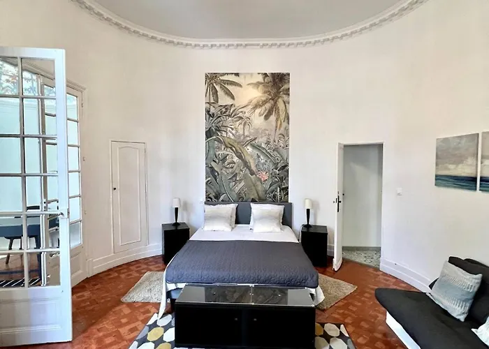 Sunny , Terrasse, Climatisation, Centre Apartment *